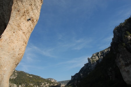 En franskmann prøver seg på Les ailes du desir (8a), som Erik Assum hadde sin nydelige onsightopplevelse på. I profil ser vi pillaren hvor superklassikeren Tennessee (8b) går, Foto: Dag Hagen