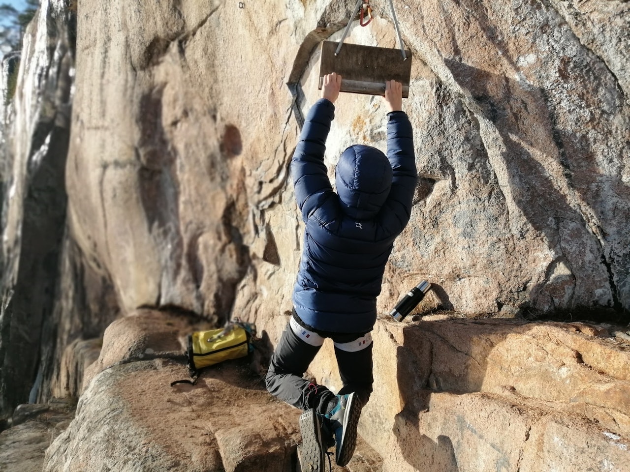 Paula Voldner demonstrerer her korrekt bruk av dunis på cragget, nærmere bestemt Damtjern. Hun gir deg sine tips til hvordan ta vare på den ærverdige dunjakka di. Foto: Privat. 