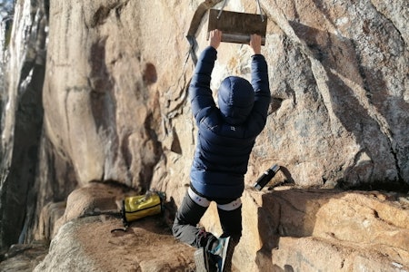 Paula Voldner demonstrerer her korrekt bruk av dunis på cragget, nærmere bestemt Damtjern. Hun gir deg sine tips til hvordan ta vare på den ærverdige dunjakka di. Foto: Privat.  Paula Voldner demonstrerer her korrekt bruk av dunis på cragget, nærmere bestemt Damtjern. Hun gir deg sine tips til hvordan ta vare på den ærverdige dunjakka di. Foto: Privat.