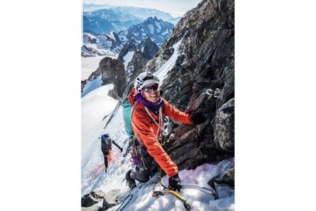 PÅ VEG TIL NÅLA: Bjørg på vei oppover Barre des Ecrins i Frankrike under Nortinds alpekurs. Foto: Øyvind Salvesen alpinklatring bjørg salvesen