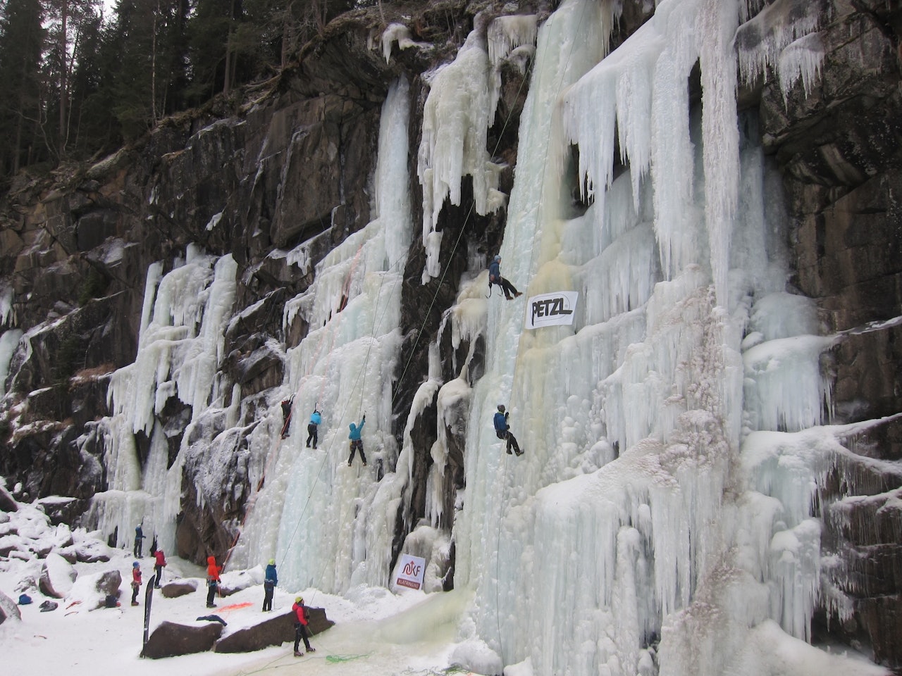 INGEN BØR KLATRE I GOLSJUVET NÅ: Det kan ikke være så jovial stemning i Golsjuvet som det var på nasjonal isklatresamling for jenter i 2017. Foto: Lisa Kvålshaugen Bjærum INGEN BØR KLATRE I GOLSJUVET NÅ: Det kan ikke være så jovial stemning i Golsjuvet som det var på nasjonal isklatresamling for jenter i 2017. Foto: Lisa Kvålshaugen Bjærum
