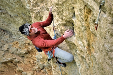 Jo Nesbø klatrer ved Brasov i Romania. Foto: Alexandru Paun