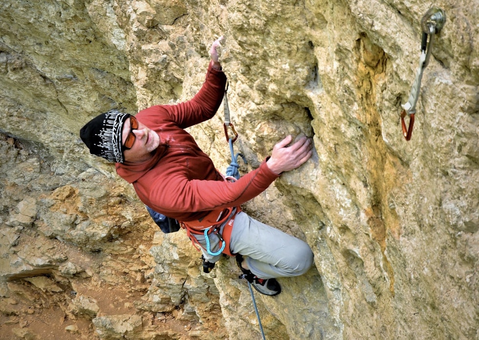 Jo Nesbø klatrer ved Brasov i Romania. Foto: Alexandru Paun