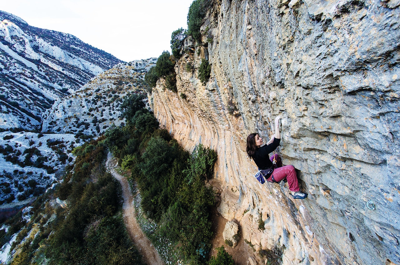 UTSIKT: Marthe Stensrud går Toma Castañazo (7a+) på sektor El Camino. Foto: Thomas Horgen