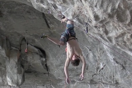 En spesiell hvil på Silence (9c). Skjermdump fra innslaget.  En spesiell hvil på Silence (9c). Skjermdump fra innslaget.