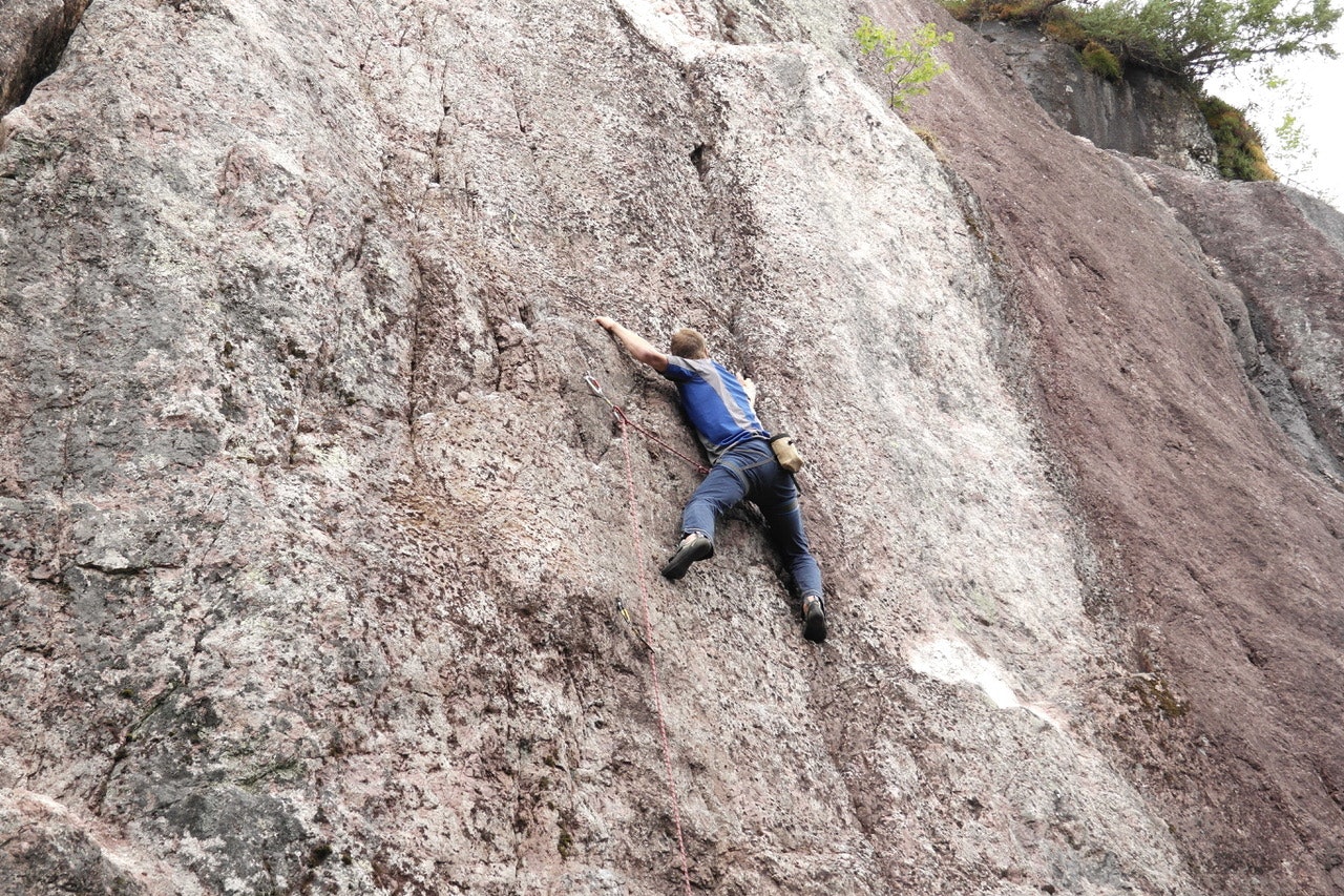 Onsight: Jon Røsok i ferd med å sighte God Stemning (6) på Konkurranseveggen. Foto: Helene Lunde Onsight: Jon Røsok i ferd med å sighte God Stemning (6) på Konkurranseveggen. Foto: Helene Lunde