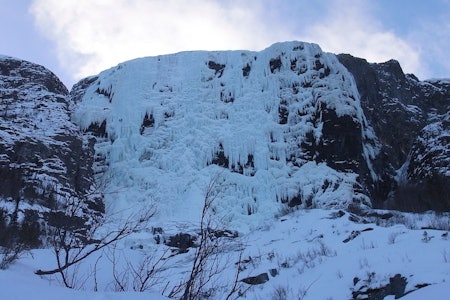 MEKTIGE HYDNEFOSSEN: Legg merke til to små prikker opp til venstre. Det var to svenske klatrere som hang på samme sted i flere timer. Det var sterk vind og et voldsomt snøføyk. Vi snudde, men tok turen opp dagen ettter, da var forholdene mye bedre. Foto: Dag Hagen MEKTIGE HYDNEFOSSEN: Legg merke til to små prikker opp til venstre. Det var to svenske klatrere som hang på samme sted i flere timer. Det var sterk vind og et voldsomt snøføyk. Vi snudde, men tok turen opp dagen ettter, da var forholdene mye bedre. Foto: Dag Hagen