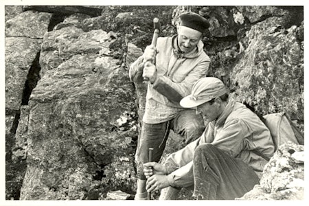 Arne Randers Heen slår den mest berømte bolten i Norge, i 1956, på Romsdalshorn.  Arne Randers Heen slår den mest berømte bolten i Norge, i 1956, på Romsdalshorn.