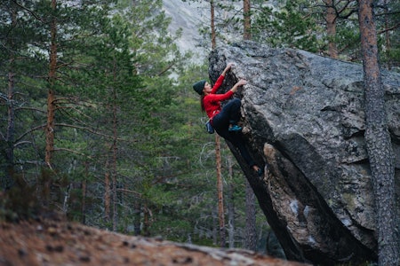 BULDRING MED EN PLAN: Litt planlegging osv klatretreningen kan gjøre underverker for fremgangen. Her buldrer  Ida Nilsen i Nissedal. Foto: Kyrre Buxrud