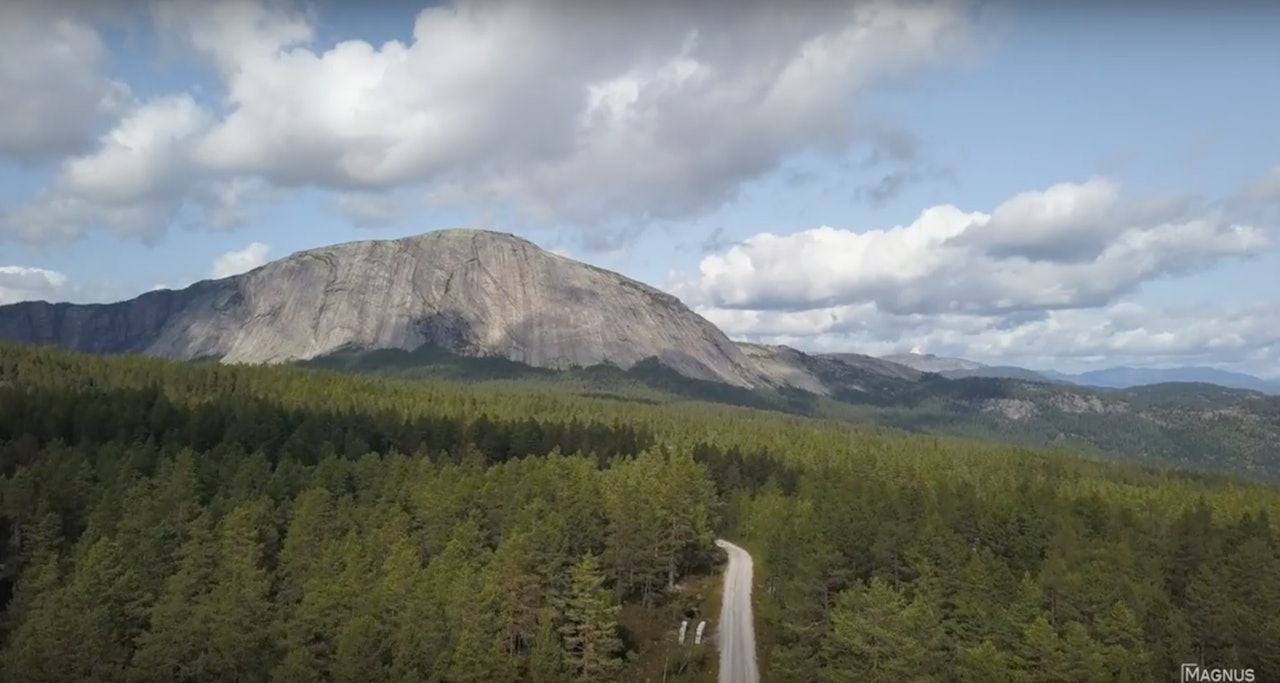 Hægefjell innbyr til klatring, og Magnus Midtbø tok selvsagt turen til festivalen. Bildet er hentet fra dronefilm, laget av David Engeland.  Hægefjell innbyr til klatring, og Magnus Midtbø tok selvsagt turen til festivalen. Bildet er hentet fra dronefilm, laget av David Engeland.
