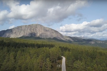 Hægefjell innbyr til klatring, og Magnus Midtbø tok selvsagt turen til festivalen. Bildet er hentet fra dronefilm, laget av David Engeland. 
