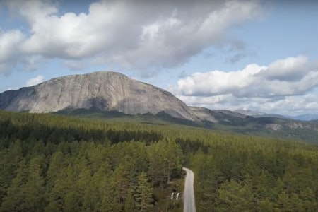 Hægefjell innbyr til klatring, og Magnus Midtbø tok selvsagt turen til festivalen. Bildet er hentet fra dronefilm, laget av David Engeland.  Hægefjell innbyr til klatring, og Magnus Midtbø tok selvsagt turen til festivalen. Bildet er hentet fra dronefilm, laget av David Engeland.