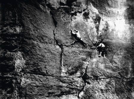 Elbsandstein: Erland Kempf og klatrepartner på andrebestigningen av Kreuzturm Nordwand (VIIb), Affensteine i 1917. Foto: Hahn (arkiv Arnold)
