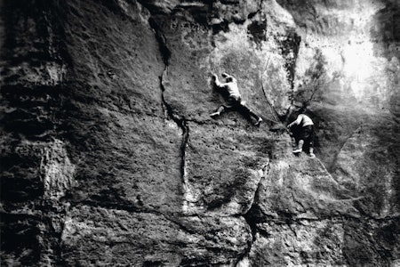 Elbsandstein: Erland Kempf og klatrepartner på andrebestigningen av Kreuzturm Nordwand (VIIb), Affensteine i 1917. Foto: Hahn (arkiv Arnold) Elbsandstein: Erland Kempf og klatrepartner på andrebestigningen av Kreuzturm Nordwand (VIIb), Affensteine i 1917. Foto: Hahn (arkiv Arnold)