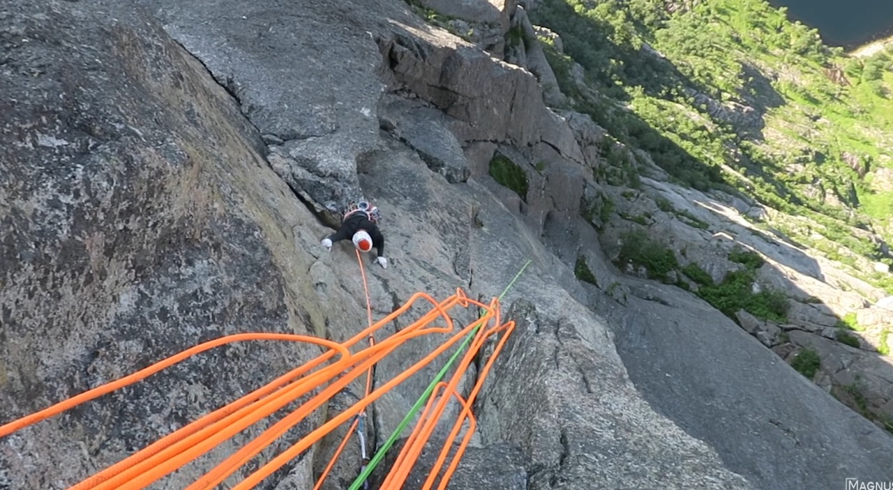 BRATT: Midtbø går som andremann på vei opp Skjoldet. Bilde: Screengrab fra vlogg BRATT: Midtbø går som andremann på vei opp Skjoldet. Bilde: Screengrab fra vlogg