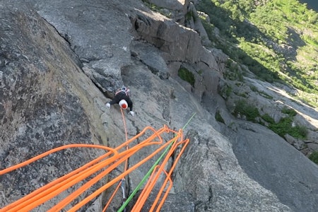 BRATT: Midtbø går som andremann på vei opp Skjoldet. Bilde: Screengrab fra vlogg BRATT: Midtbø går som andremann på vei opp Skjoldet. Bilde: Screengrab fra vlogg