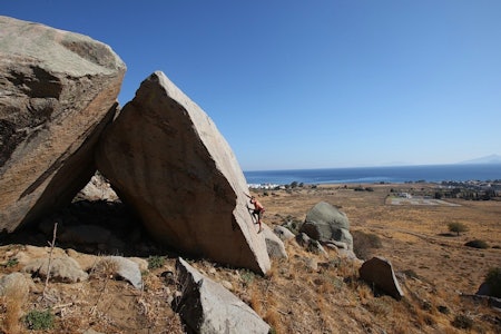 Høydare: Buldring på Delicate Moves (6b), med utsikt sydøstover mot øya Mandraki. Tyrkia ligger en kort båtreise østover. Foto: Dag Hagen