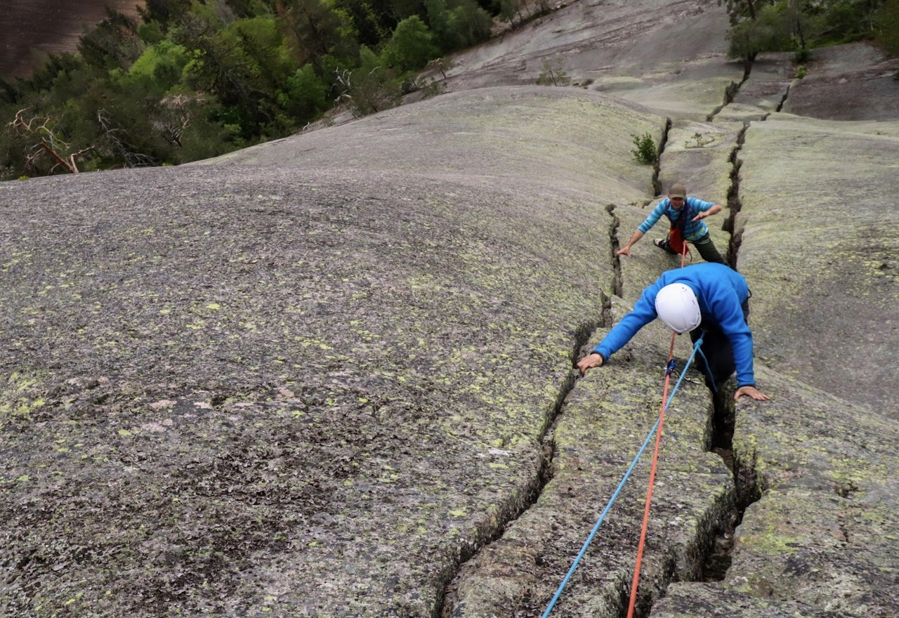 Terje Jansen, og Ruben Andrè Smith på Skisporet (4+) på Skriua. Foto: Grenland Klatreklubb Terje Jansen, og Ruben Andrè Smith på Skisporet (4+) på Skriua. Foto: Grenland Klatreklubb
