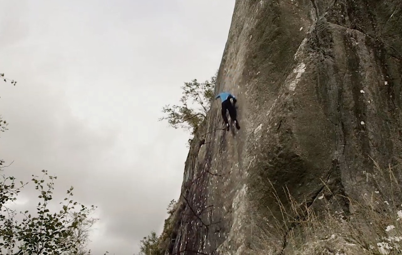 «Vær katteaktig» tenkte Jules da han falt. Det funket – denne gangen. Skjermdump fra BritRock-filmen. «Vær katteaktig» tenkte Jules da han falt. Det funket – denne gangen. Skjermdump fra BritRock-filmen.