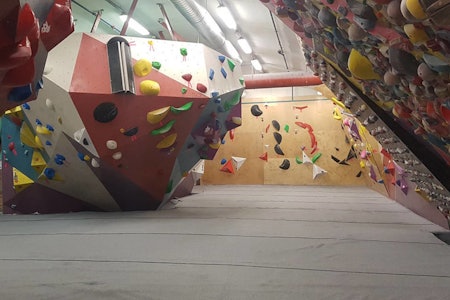 Her på Bryggeriet i Bergen kan man åpne opp for trening for barn og unge igjen. Men i Oslo og Stavanger må man fortsatt vente litt til.  Her på Bryggeriet i Bergen kan man åpne opp for trening for barn og unge igjen. Men i Oslo og Stavanger må man fortsatt vente litt til.