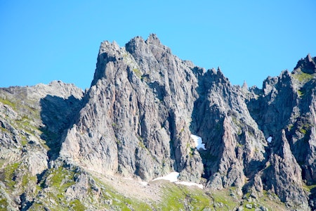 Vakre fjell i Molladalen. Foto: Sunnmorsk-klatreklubb.no/tag/jonshornet/