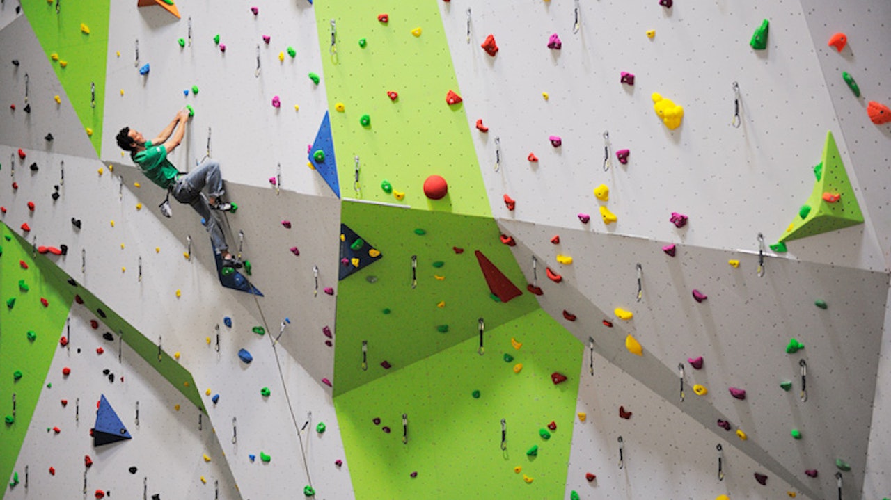 Innendørsklatring er en av de viktige tingene klatreklubbene ofte står for. Foto: DMM Climbing Innendørsklatring er en av de viktige tingene klatreklubbene ofte står for. Foto: DMM Climbing
