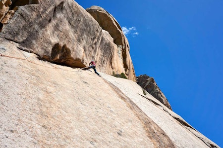 Heftig: Sofie Agdestein cruiser på den fantastiske multipitchen Jeef (7b) i Bavella på Korsika. Foto: Aleksej Jaruta