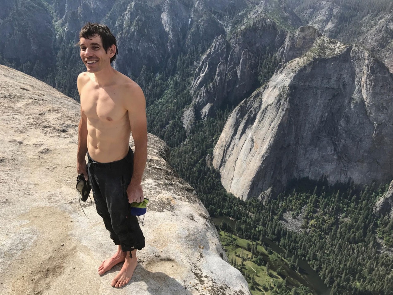 Alex Honnold på toppen av El Capitan, etter å ha klatret til topps – uten tau (!!). Foto: Jimmy Chin