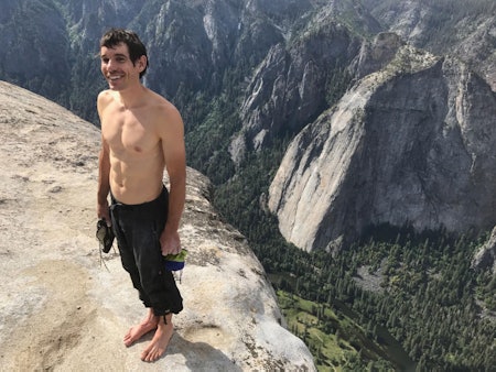 Alex Honnold på toppen av El Capitan, etter å ha klatret til topps – uten tau (!!). Foto: Jimmy Chin