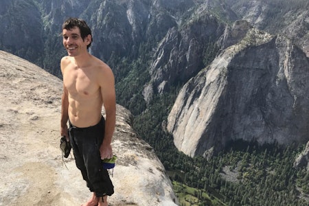 Alex Honnold på toppen av El Capitan, etter å ha klatret til topps – uten tau (!!). Foto: Jimmy Chin