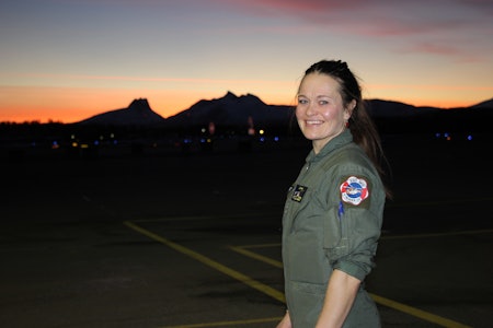 Lene Pedersen er en av tre kvinnelige redningsmenn i Norge. Totalt er det 128 redningsmenn. Foto: Luftforsvarets 330-skvadron  Lene Pedersen, redningsmann, 330-skvadronen, Forsvaret
