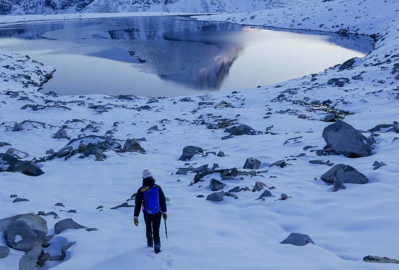 Retur: Returen var vakker. Men gjorde veldig vondt. I bakgrunnen ser man Dordinakken som også har stort potensiale for vinterjoiking. Foto: Kjetil Grimsæth.