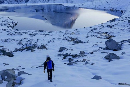 Retur: Returen var vakker. Men gjorde veldig vondt. I bakgrunnen ser man Dordinakken som også har stort potensiale for vinterjoiking. Foto: Kjetil Grimsæth. Retur: Returen var vakker. Men gjorde veldig vondt. I bakgrunnen ser man Dordinakken som også har stort potensiale for vinterjoiking. Foto: Kjetil Grimsæth.