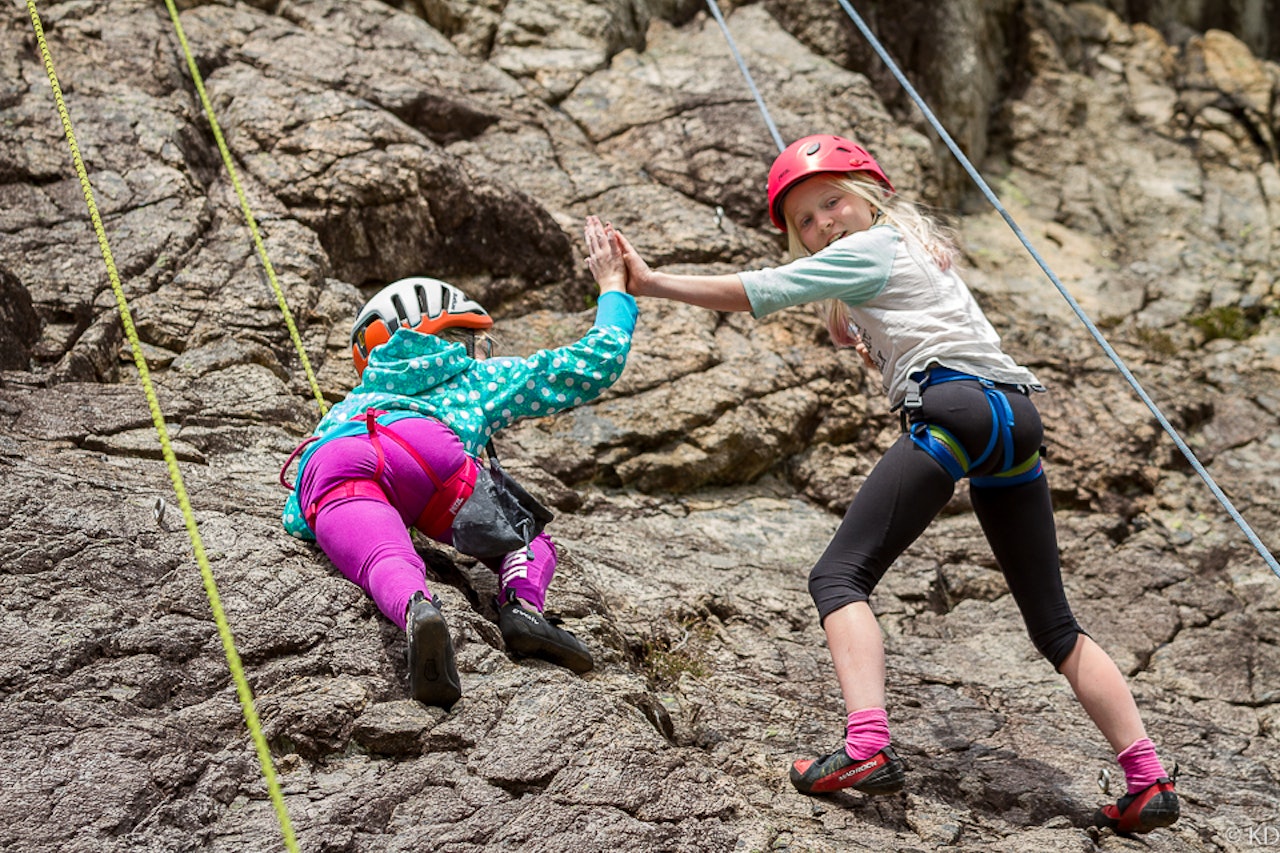 Sanne (10) og Esther (11) tar en «high five» for å psyke hverandre opp 20 meter oppe i veggen. Sanne (10) og Esther (11) tar en «high five» for å psyke hverandre opp 20 meter oppe i veggen.