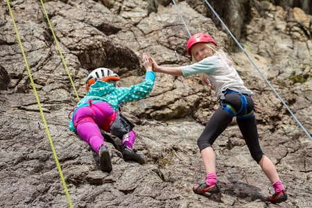 Sanne (10) og Esther (11) tar en «high five» for å psyke hverandre opp 20 meter oppe i veggen.