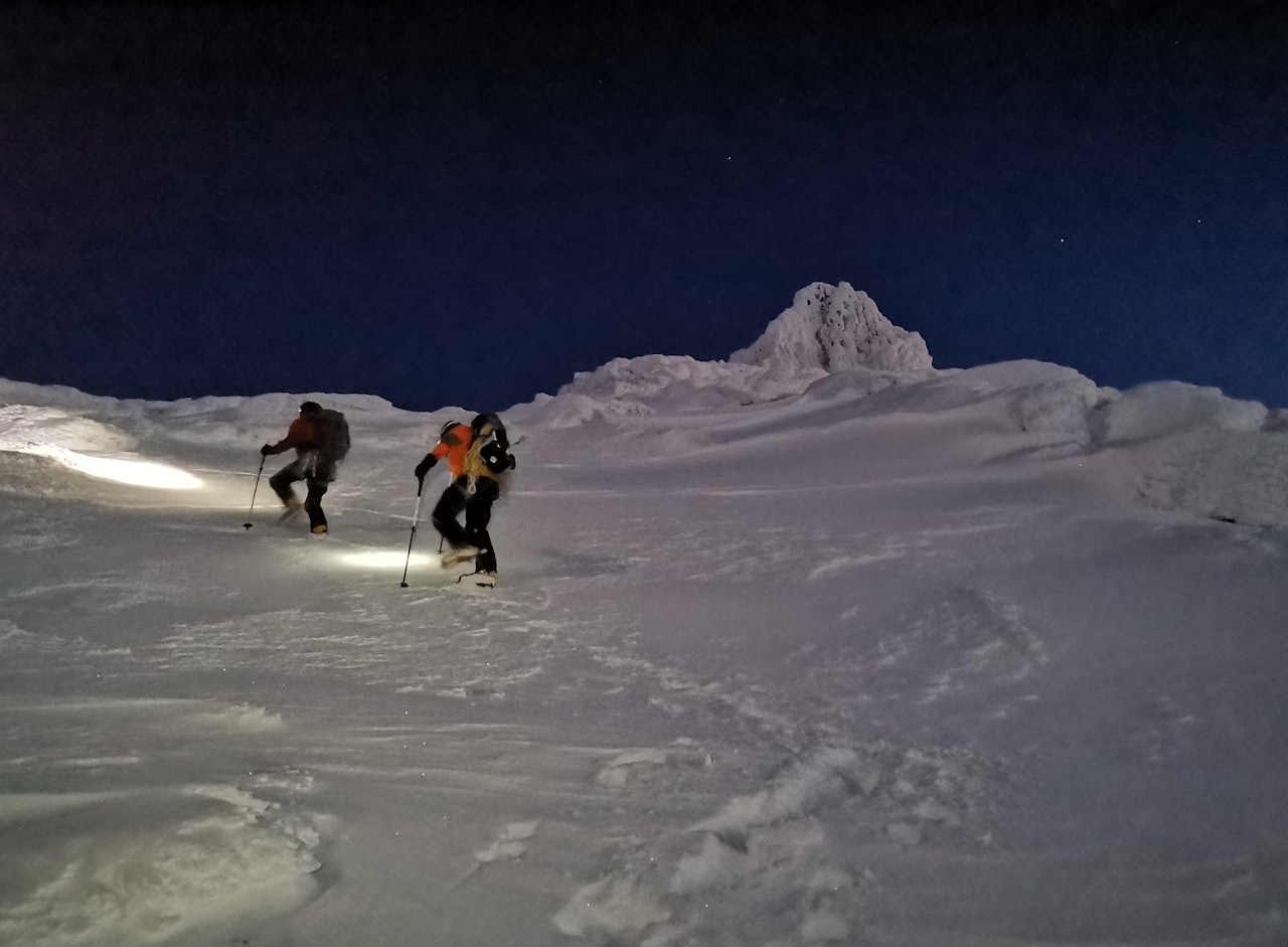 I morgentimene opp mot svaene og Storen er i bakgrunnen. Foto: Kristoffer Günter Hansen I morgentimene opp mot svaene og Storen er i bakgrunnen. Foto: Kristoffer Günter Hansen