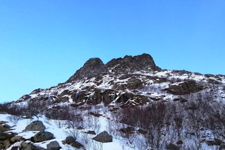 MJELLETINDENE: Anmarsj i tussmørket, knakende fin mixklatring og retur før mørkets frembrudd i januar i Nord-Norge, er absolutt levelig i en ellers travel hverdag. Foto: Kristian Vindvik MJELLETINDENE: Anmarsj i tussmørket, knakende fin mixklatring og retur før mørkets frembrudd i januar i Nord-Norge, er absolutt levelig i en ellers travel hverdag. Foto: Kristian Vindvik