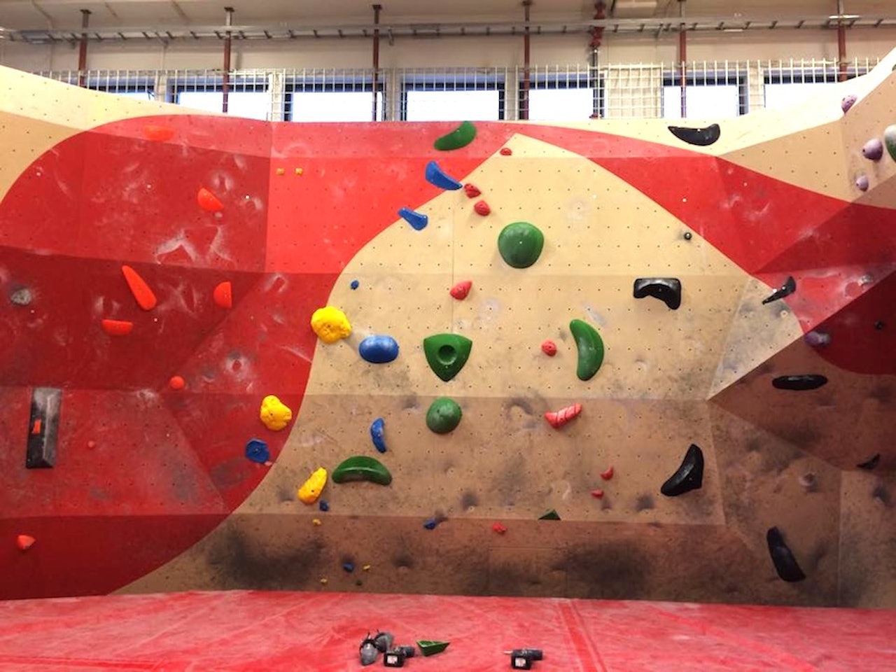 Svarte spor: De nye veggene på Buldreverket et par måneder etter åpning. Foto: Daniel Gappmaier Svarte spor: De nye veggene på Buldreverket et par måneder etter åpning. Foto: Daniel Gappmaier