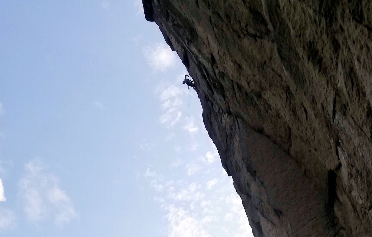 Pete Whittaker førstebestiger Crown Duel (8b+) på Profilveggen i Jøssingfjord. Foto: Erik Grandelius