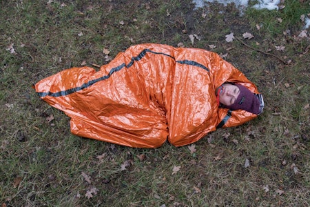 Med en slik sekk holder den forulykkede seg langt varmere enn uten. Foto: Marius Baade Med en slik sekk holder den forulykkede seg langt varmere enn uten. Foto: Marius Baade