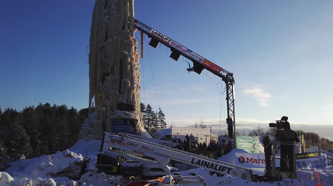 Finsk mesterskap ble avholdt på denne saken, hvor vann pumpes opp på toppen og fryser til is. Enni Bertling klatrer seg til 1. plass i finalen i Finland. Finsk mesterskap ble avholdt på denne saken, hvor vann pumpes opp på toppen og fryser til is. Enni Bertling klatrer seg til 1. plass i finalen i Finland.