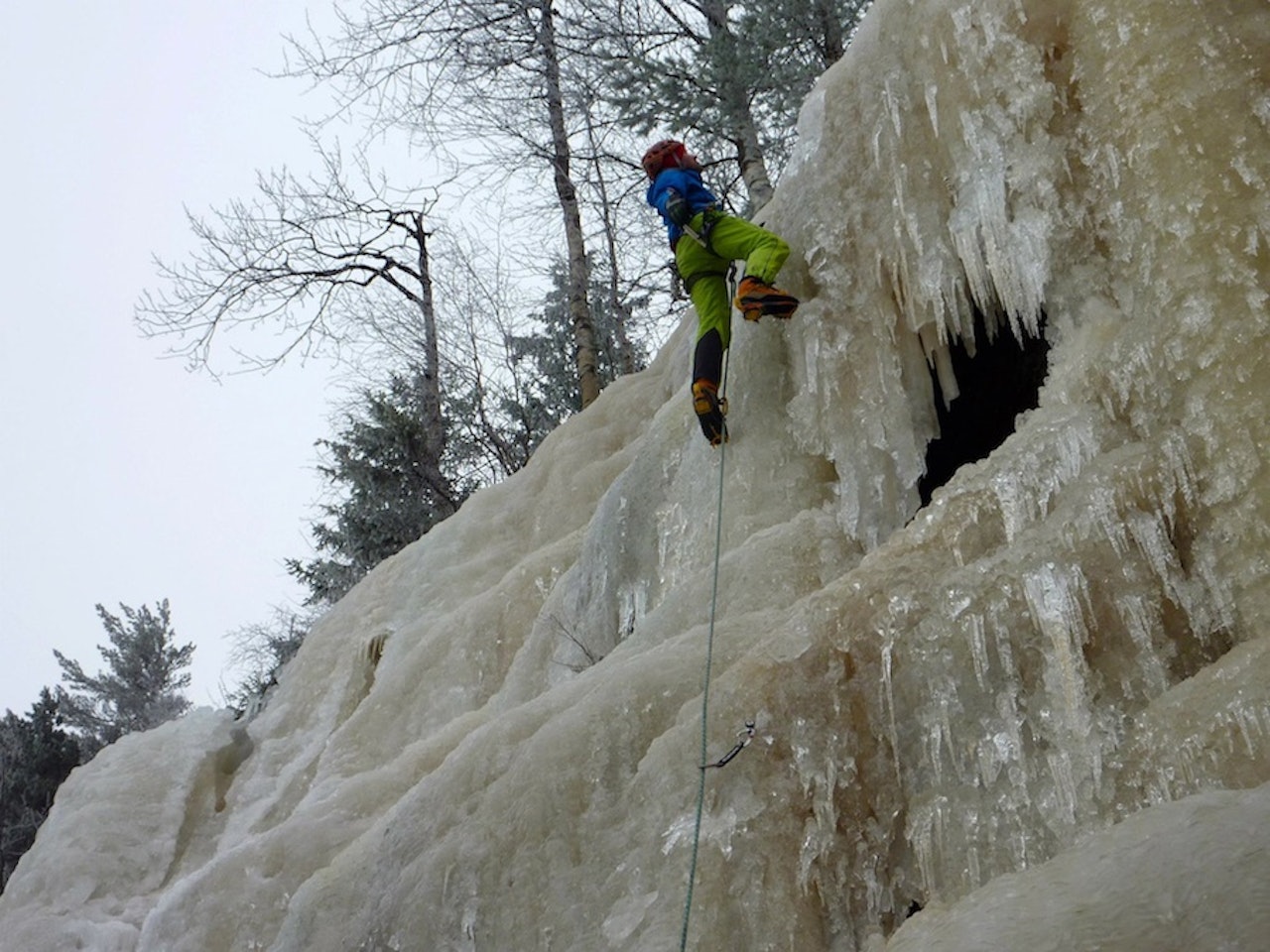 Fossen på Gjerdrum er vel en av de mest tilgjengelige på Østlandet, med anmarsj på 10 meter fra bilen. Erik Neergaard leder. Foto: Dag Hagen Fossen på Gjerdrum er vel en av de mest tilgjengelige på Østlandet, med anmarsj på 10 meter fra bilen. Erik Neergaard leder. Foto: Dag Hagen