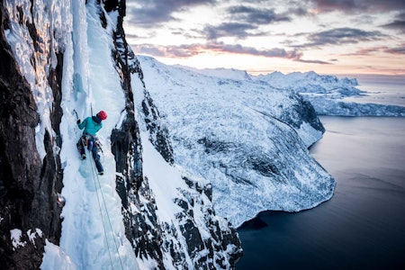 Nesten oppe: En av de siste taulengdene av Finnmannen (M9, WI6). Ines Papert leder på førstebestigningen. Foto: Thomas Senf