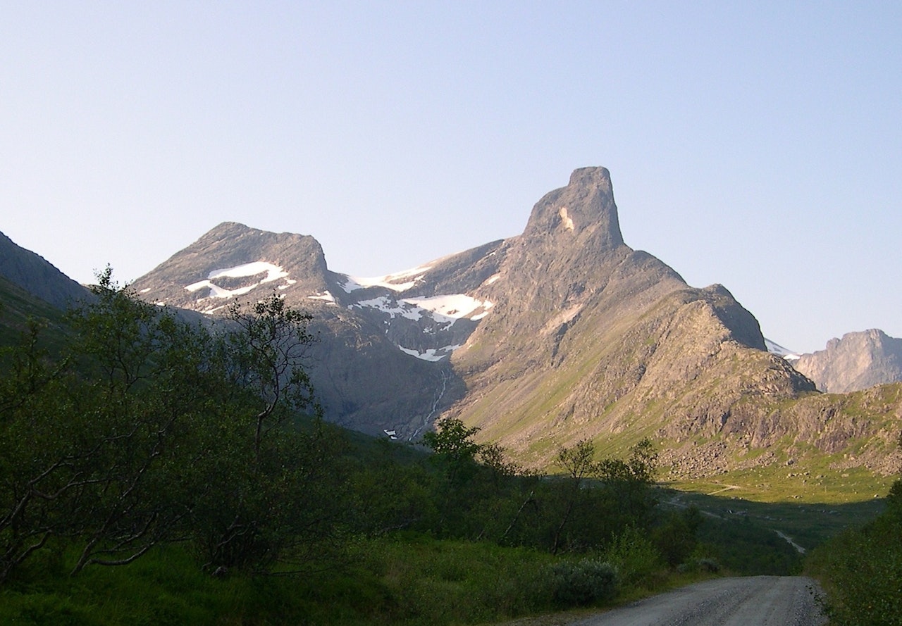  ROMSDALSHORN: Kvinnen skal ha falt over femti meter på det populære fjellet i Møre og Romsdal. Normalruta går nær horisonten til venstre, og Nordveggruta går i veggen lenger til høyre. Arkivfoto: Dag Hagen