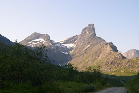  ROMSDALSHORN: Kvinnen skal ha falt over femti meter på det populære fjellet i Møre og Romsdal. Normalruta går nær horisonten til venstre, og Nordveggruta går i veggen lenger til høyre. Arkivfoto: Dag Hagen