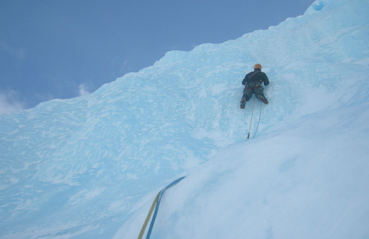 Bjørn Kruse klatrer blå is i april. Foto: Jørgen Aamot