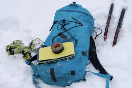 Smarte saker å ha med på klatretur: Spjelk og sportsteip. Foto: Marius Baade  Smarte saker å ha med på klatretur: Spjelk og sportsteip. Foto: Marius Baade