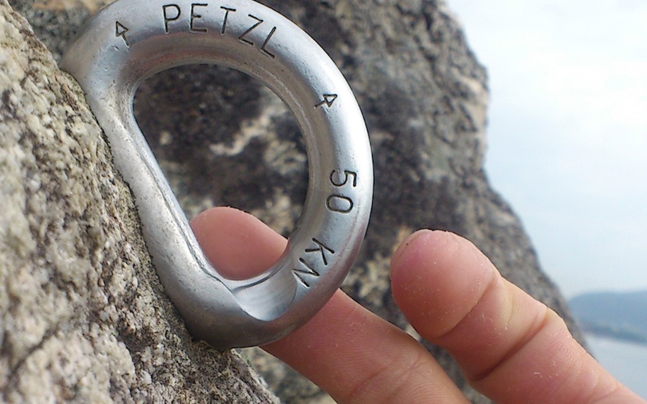 Slitasje: Alle bør bruke sitt eget utstyr koblet til ankeret ved topptauing. Om ikke medfører det unødvendig slitasje på det faste ankeret. Foto: Odd Magne Øgreid Topptauing klatring