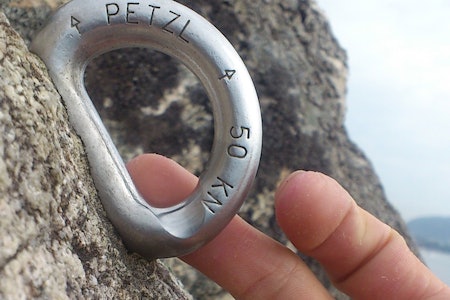 Slitasje: Alle bør bruke sitt eget utstyr koblet til ankeret ved topptauing. Om ikke medfører det unødvendig slitasje på det faste ankeret. Foto: Odd Magne Øgreid Topptauing klatring