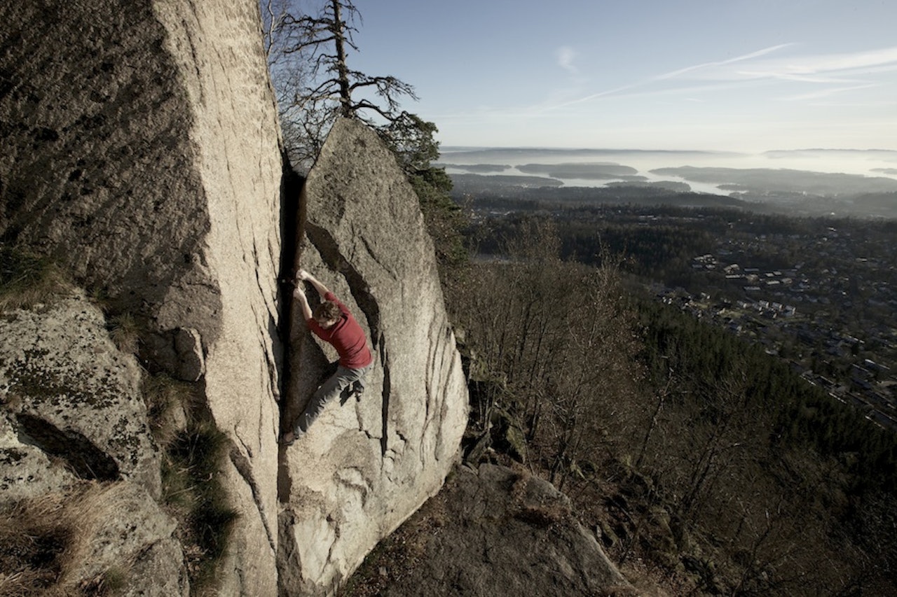 Utsikt: Einar Landmark går Lohengrin (6B+) på Gårdsplassen, Kolsås. Foto: Dag Hagen Utsikt: Einar Landmark går Lohengrin (6B+) på Gårdsplassen, Kolsås. Foto: Dag Hagen